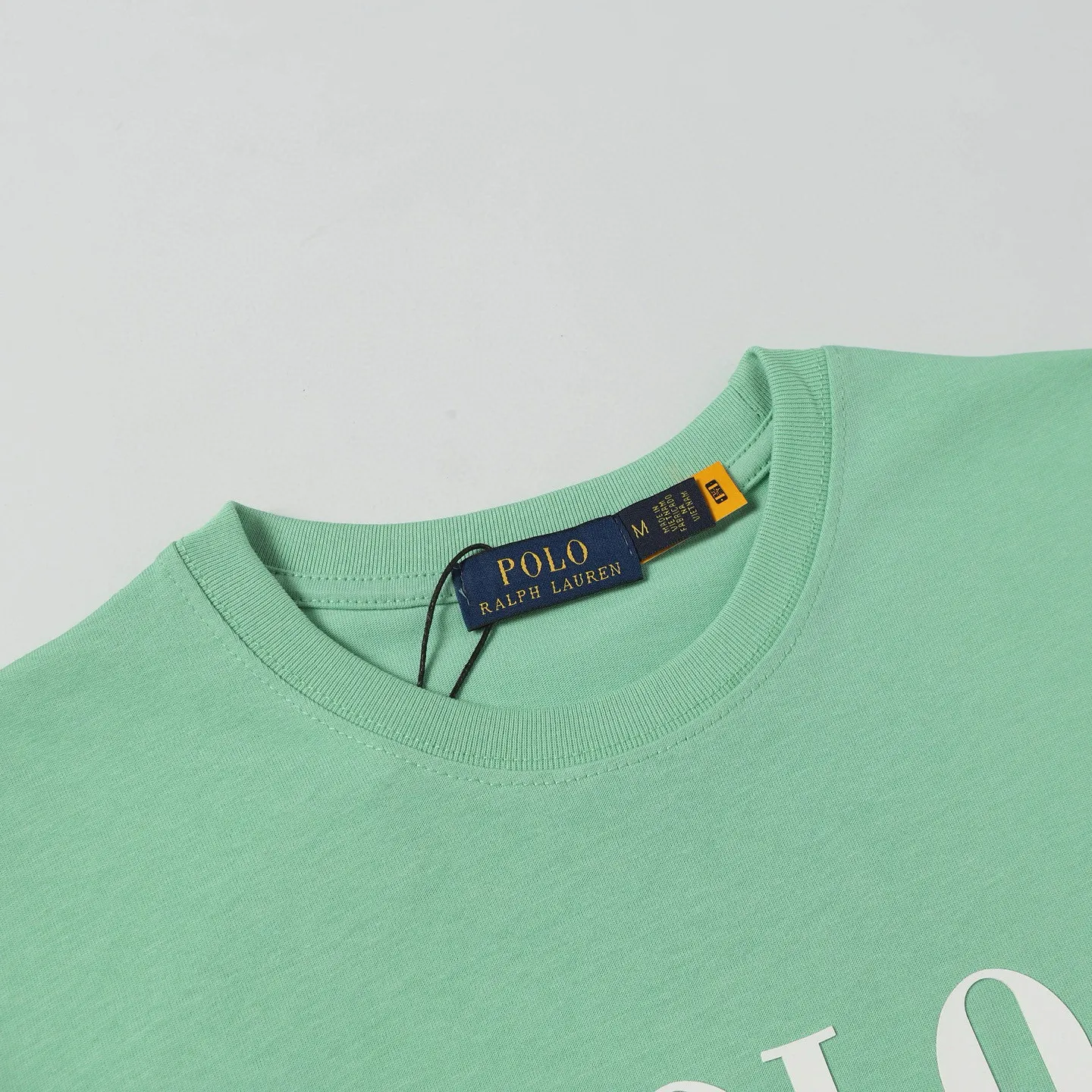 P126 Style number: 508 Ralph Lauren/Ralph Lauren 25ss new summer 3D silicone Polo embossed round neck T-shirt. The main logo on the neck has a QR code mark, which can be scanned for verification. It uses 3D silicone three-dimensional English letter logo embossing to distinguish low-low products on the market. 32 counts, 240g hydrophilic toner, 100% cotton fabric, comfortable and soft, highly breathable, focusing on high-end cost-effectiveness, needless to say good quality. Available in a variety of colors, both boys and girls can try this genderless style, giving them a yuppie tone in no time. Immerse yourself in your leisurely style, and have your own style in retro. Natural, vivid and very French romantic feelings, perfectly integrating youthful atmosphere and trend. Color: off-white, navy blue, dark green, light green Size: S-xL S Shoulder width 44 Bust 104 Sleeve length 23 Clothing length 72 M Shoulder width 45 Bust 108 Sleeve length 24 Clothing length 74 L Shoulder width 46 Bust 112 Sleeve length 25 Clothing length 76 xL Shoulder width 47 Bust 116 Sleeve length 26 Clothing length 78